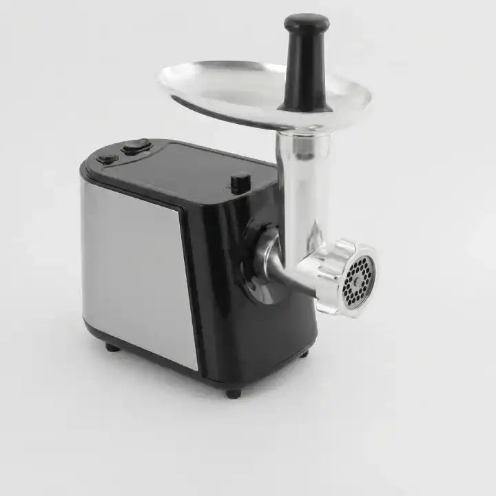 Hachoir à viande électrique 350W avec 3 grilles inox en situation d'utilisation